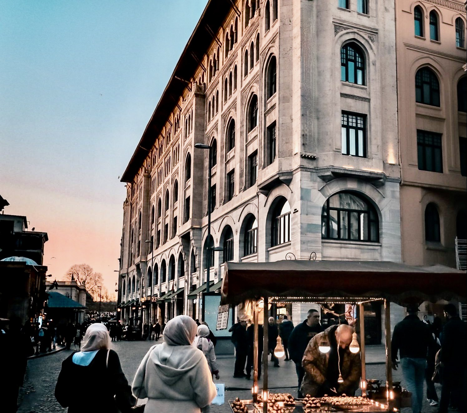 La Fondation est basée sur les principes de l’institution de solidarité sociale appelé Waqf. C’est un processus qui combine l’épargne et l’investissement, favorisant ainsi l’esprit de coopération et de fraternité entre adultes et enfants, la solidarité entre les riches et les pauvres, et qui veille à consolider la justice sociale.